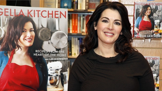 Nigella Lawsonová podepisuje jednu ze svých kuchaek.