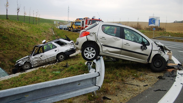Nehoda škodovky a felicie na křižovatce u Bezměrova nedaleko Kroměříže. (4. listopadu 2011)