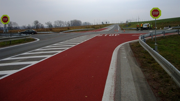 Zdá se to neuvěřitelné, ale ani taková úprava křižovatky u Bezměrova nedaleko Kroměříže nedonutí řidiče dát přednost. (4. listopadu 2011)