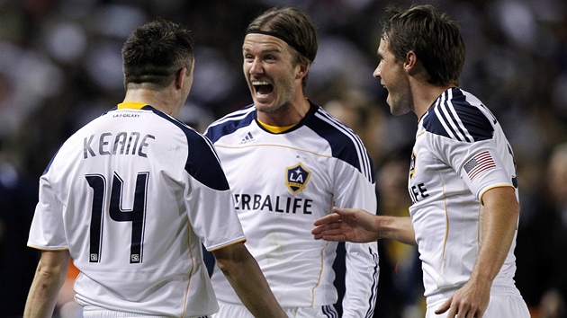 EVROPA TÁHNE LOS ANGELES. David Beckham (uprostřed) a Robbie Keane výrazně přispěli k postupu Los Angeles Galaxy do finále MLS. Americký spoluhráč Todd Dunivant anglicko-irské dvojice jim oběma sekunduje při oslavě.