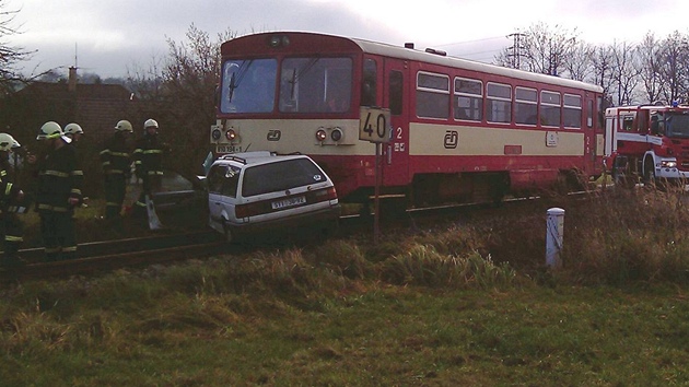 Sráka motorového vlaku s autem na pejezdu v Netolicích - idi vyvázl ze