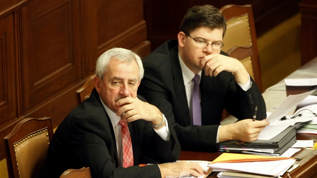Leo Heger (TOP 09) a Jií Pospíil (ODS) na jednání Snmovny (4. listopadu