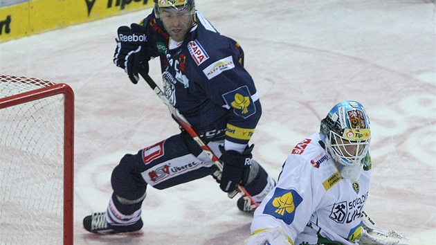 LIBERECKÁ IKONA. Kapitán Petr Nedvd je klíovou postavou hokejist Liberce, hlavn díky jeho výkonm se mustvo vyhouplo na první místo tabulky.