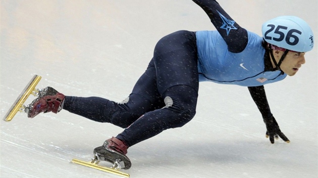 KRÁL KRÁTKÉ DRÁHY. Americký rychlobrusla� Apolo Ohno se v ned�li postaví na