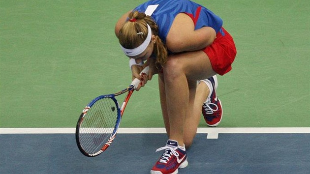 NA KOLENOU. eská tenistka Petra Kvitová si v souboji fedcupového finále proti