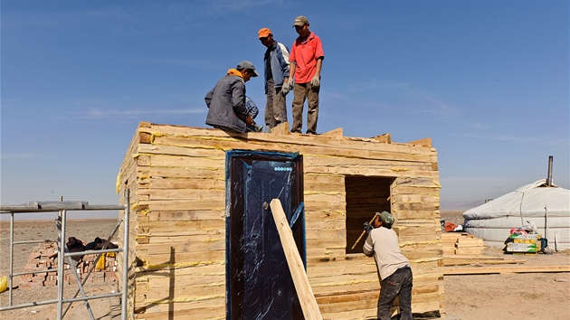 V národním parku Gobi B se z prostředků české rozvojové pomoci staví strážní domek. 