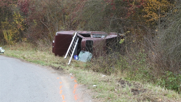 Osobní auto z�stalo po nehod� p�evrácené v p�íkopu, �eb�ík k n�mu p�istavili