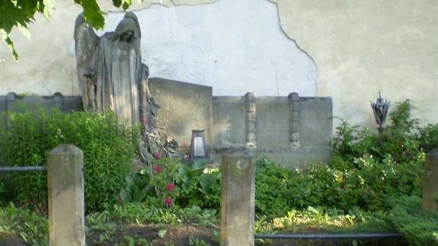 Opu�t�né hrobky v Poli�ce