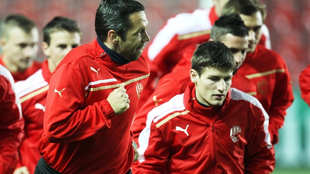Plzet fotbalist Horvth (vlevo) a Pila na trninku ped duelem s Barcelonou