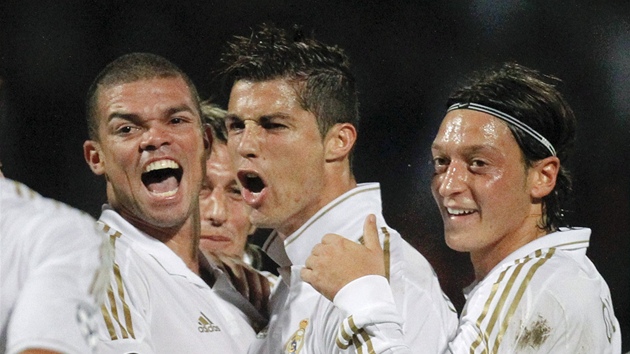 Ronaldo (uprosted) práv dal nádherný gól z pímého kopu do sít domácího
