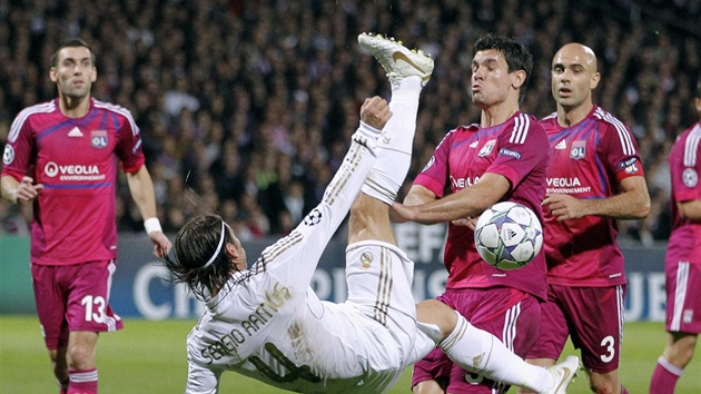 O stelu nkami na branku domácího Lyonu se pokouí Sergio Ramos z Realu Madrid