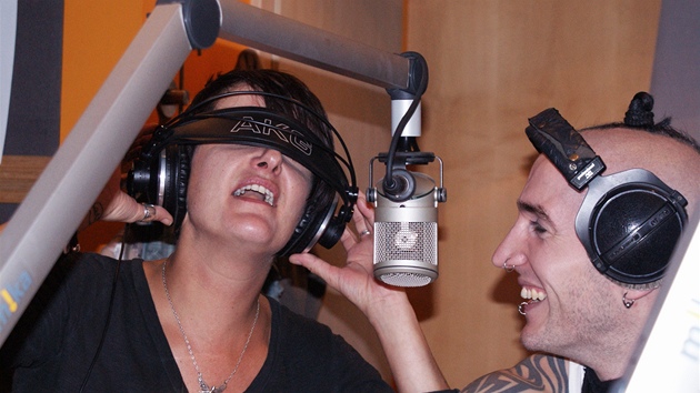 Zpvaka skupiny Kosheen Sian Evansová se ve studiu rádia Bonton radji ukryla