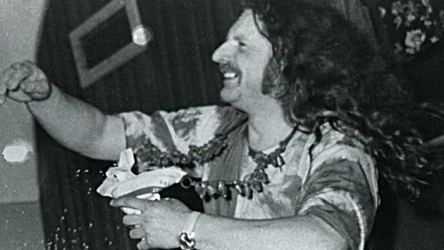 Milan Kníák pi koncertu své skupiny Aktual v Music F Clubu v roce 1971 