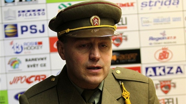 Trenér hokejist� Havlí�kova Brodu Petr Novák v armádní uniform� na tiskové