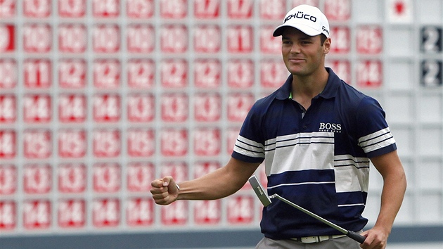 VÍT�Z. N�mecký golfista Martin Kaymer se raduje z triumfu na turnaji v �anghaji.