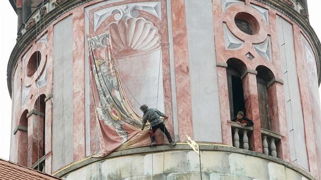 Horolezec Tomáš Bílek vyvěsil na věž českokrumlovského zámku malbu na plátně o