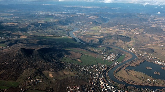 Leteck pohled na Lovo (vlevo dole) a Lovosice (pi dolnm okraji snmku)