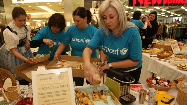 Vtek z prodeje curkov pome prostednictvm sbrky UNICEF dtem v Africe.