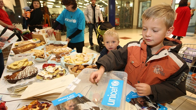 Vtek z prodeje curkov pome prostednictvm sbrky UNICEF dtem v Africe.