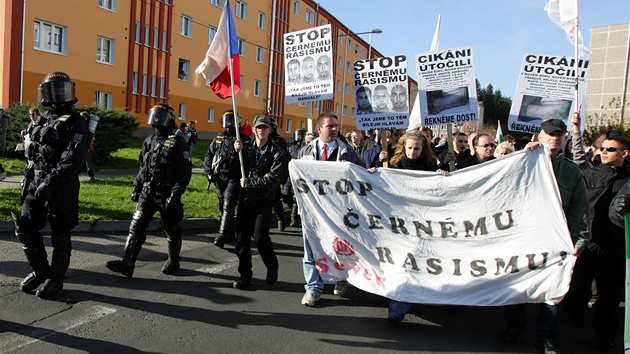 V prvodu extremist v Rotav li i ti uitelé z místní základní koly. Romové