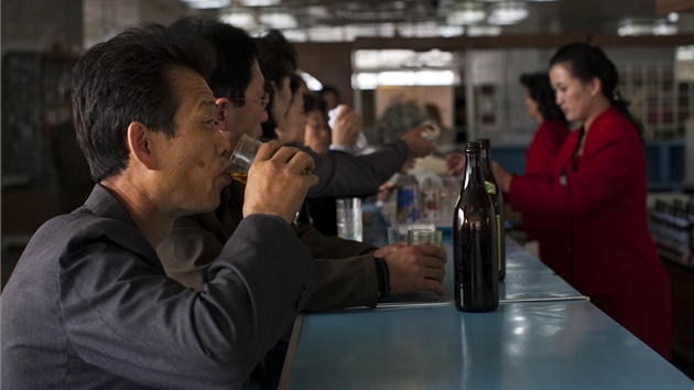 Severokorejci popíjejí v obchodním dom pivo, které se vaí v KLDR