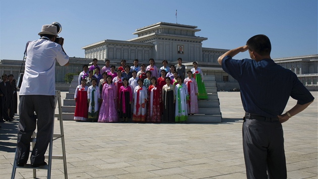 Fotograf poizuje snímek severokorejských dívek ped mauzoleem, ve kterém je