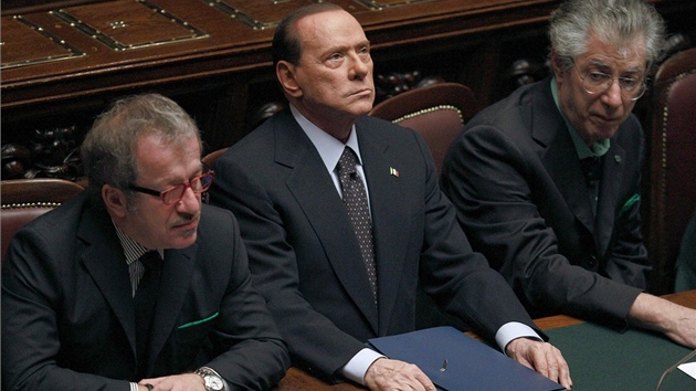 Silvio Berlusconi v parlamentu napjat sleduje hlasování(8. listopadu 2011)