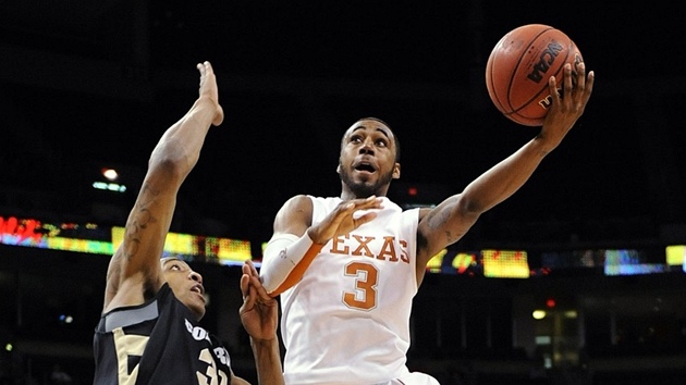  A. J. Abrams v dresu univerzitního celku Texas Longhorns zakon�uje p�es
