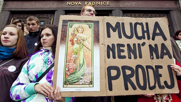 Na Marinskm nmst v Praze se 3. listopadu konala demonstrace odprc sthovn Slovansk epopeje z Moravskho Krumlova. Z moravskho msta dojelo dvma autobusy nkolik destek demonstrant.