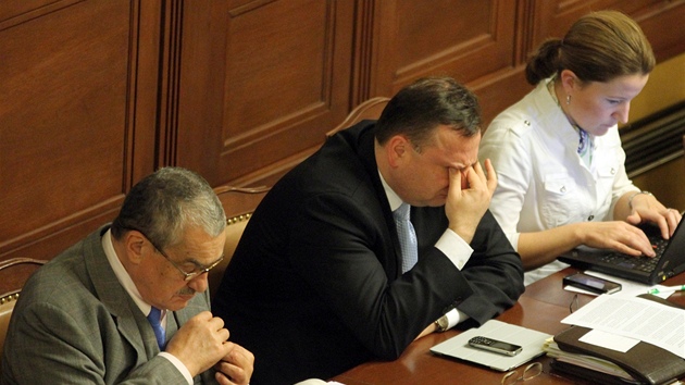 Ministr spravedlnosti Jiří Pospíšil ve Sněmovně před hlasováním o novém občanském zákoníku (9. listopadu 2011)