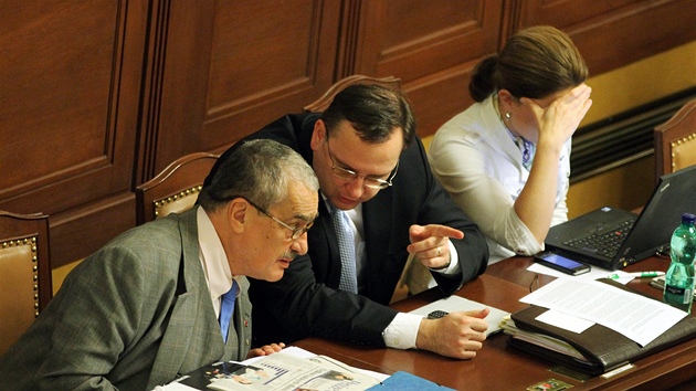 Ministr spravedlnosti Jiří Pospíšil ve Sněmovně před hlasováním o novém občanském zákoníku (9. listopadu 2011)