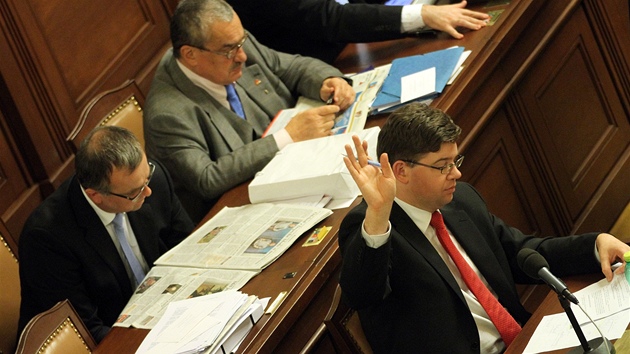 Ministr spravedlnosti Jií Pospíil ve Snmovn ped hlasováním o novém obanském zákoníku (9. listopadu 2011)