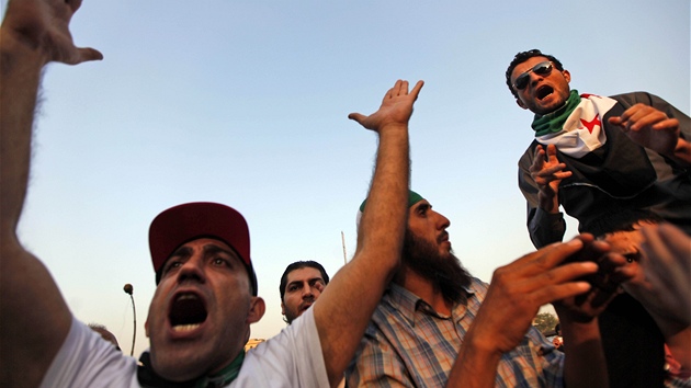 Demonstranti provolávají protire�imní hesla b�hem jednání Arabské ligy v Káhi�e