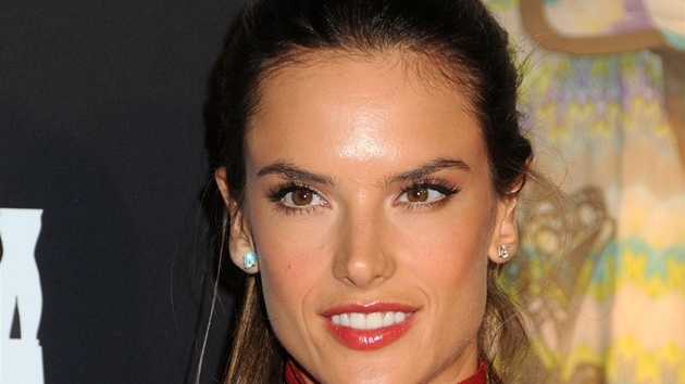 Modelka Alessandra Ambrosio si s úesem na Rodeo Drive Walk of Style Award 2011