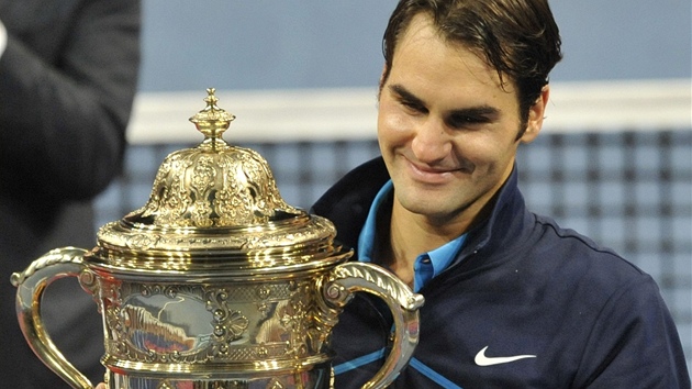 SPOKOJEN VCAR. Tenista Roger Federer pzuje s trofej pro vtze turnaje v jeho rodnm vcarsku.