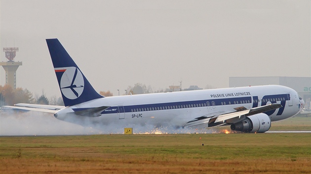 Boeing 767-300ER polských aerolinií LOT pi pistání na bicho 