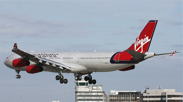 Airbus 340-300 Virgin Atlantic nasazuje na pistání. Letoun tohoto typu úspn...