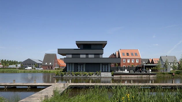 Dm na pedmstí Haagu navrhla rotterdamská kancelá BBVH Architecten.