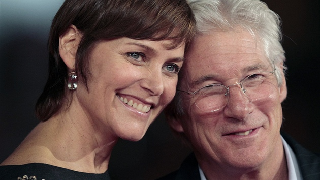 Richard Gere a Carey Lowellov na filmovm festivalu v m (4. listopadu 2011)