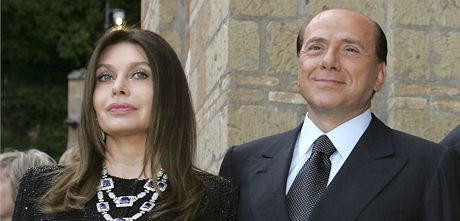 Berlusconi se svou poslední manelkou Veronikou Lariovou. V kvtnu 2010 se po...