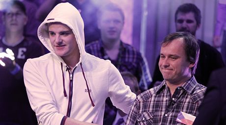 ML HO PETENÉHO? Pius Heinz (vlevo) pijímá gratulaci od Martina Staszka, kterého porazil ve finále Svtové pokerové série.