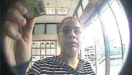 Snímky poízené bezpenostní kamerou zachytily enu, jak z bankomatu vybírá