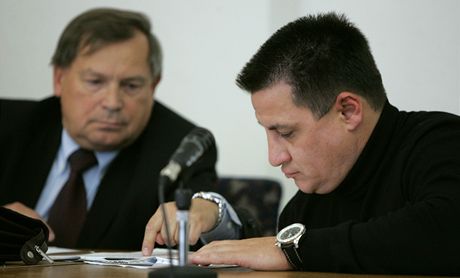 V roce 2007 soud Martinu Machákovi (vpravo) vymil podmínku za výtrnictví a