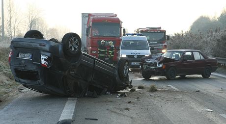 Ti auta havarovala rno na kluzkm dlninm pivadi u Ejpovic (14.11.2011)