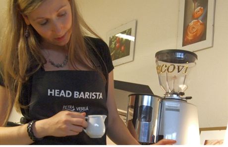 Baristka Petra Veselá na kurzu kávy