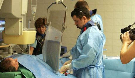 Angioplastika, kterou do eského zdravotnictví zavedl letoní laurát Národní ceny eská hlava Petr Widimský. Pro echy, je postihne infarkt myokardu má rozhodující význam.