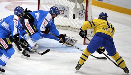 védský útoník Niclas Danielsson stílí branku v utkání s Finskem. 