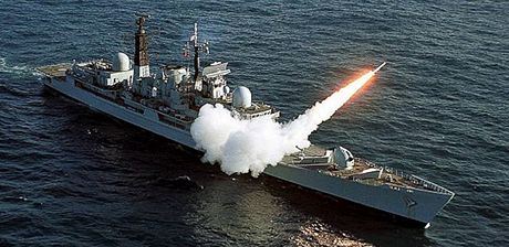 Odpálení stely Sea Dart z britské válené lodi HMS Edinburgh