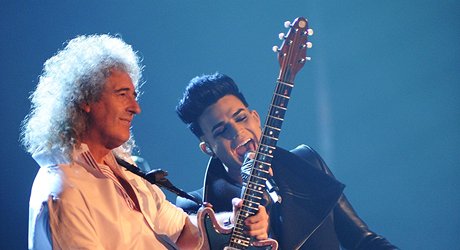 Brian May se zpvákem Adamem Lambertem na galaveeru MTV v Belfastu roku 2011.