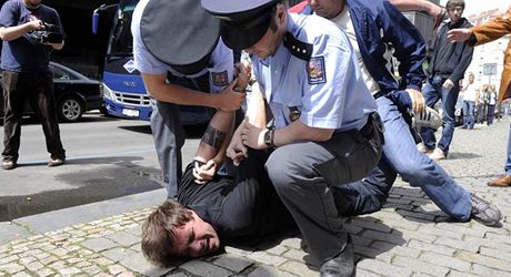 Policie zatýká Davida Brudáka alias Romana Týce z výtvarné skupiny Ztohoven. (18. ervna 2010)